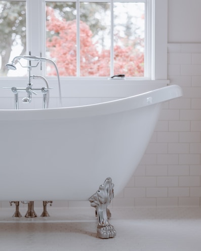 white bathtub with white bathtub