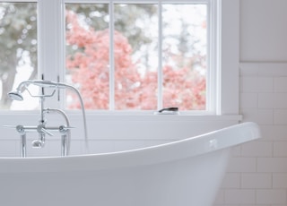 white bathtub with white bathtub