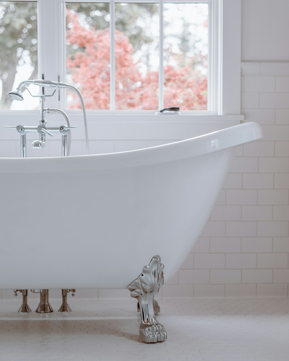 white bathtub with white bathtub