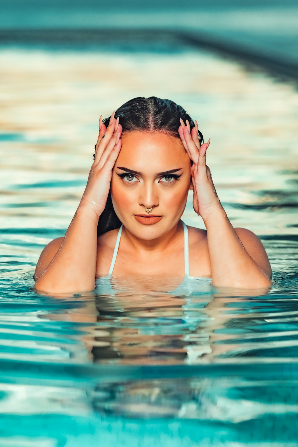 Frau im weißen Bikinioberteil auf dem Wasser