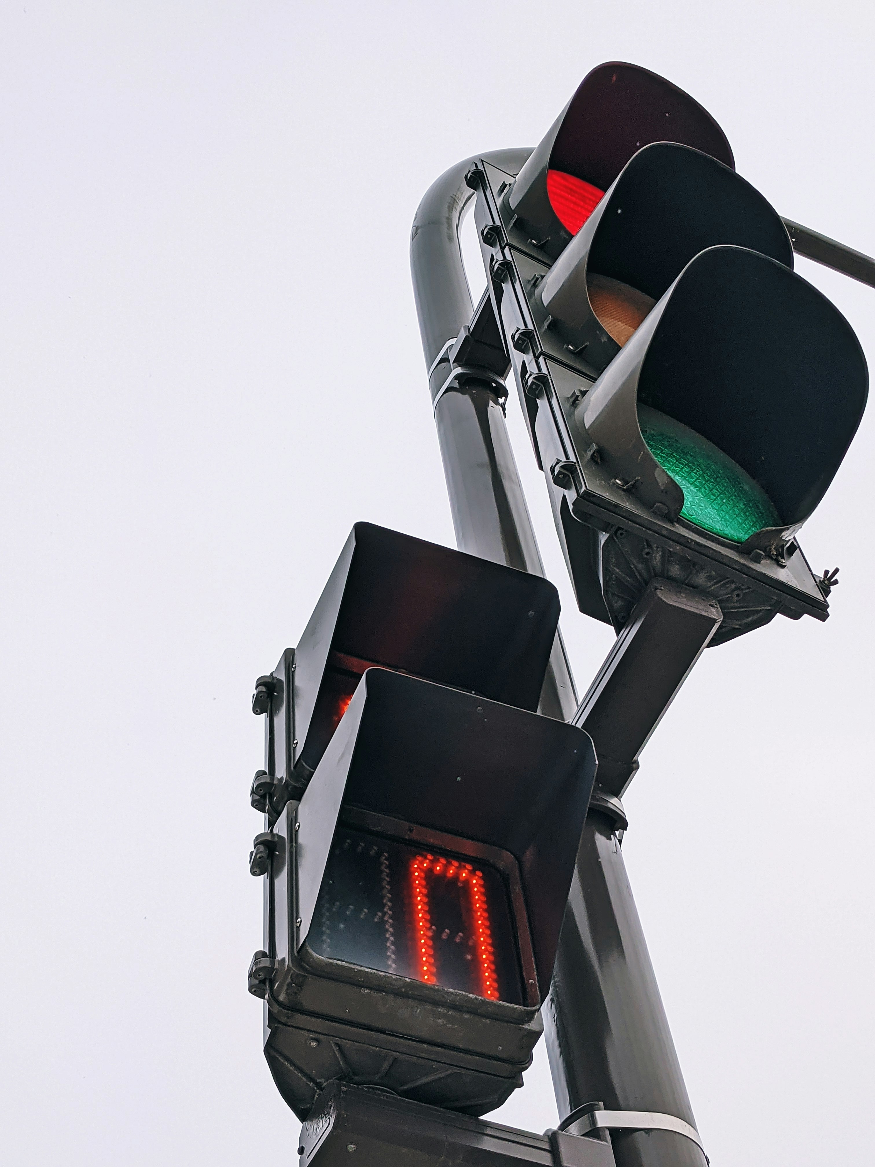 black traffic light turned on during daytime