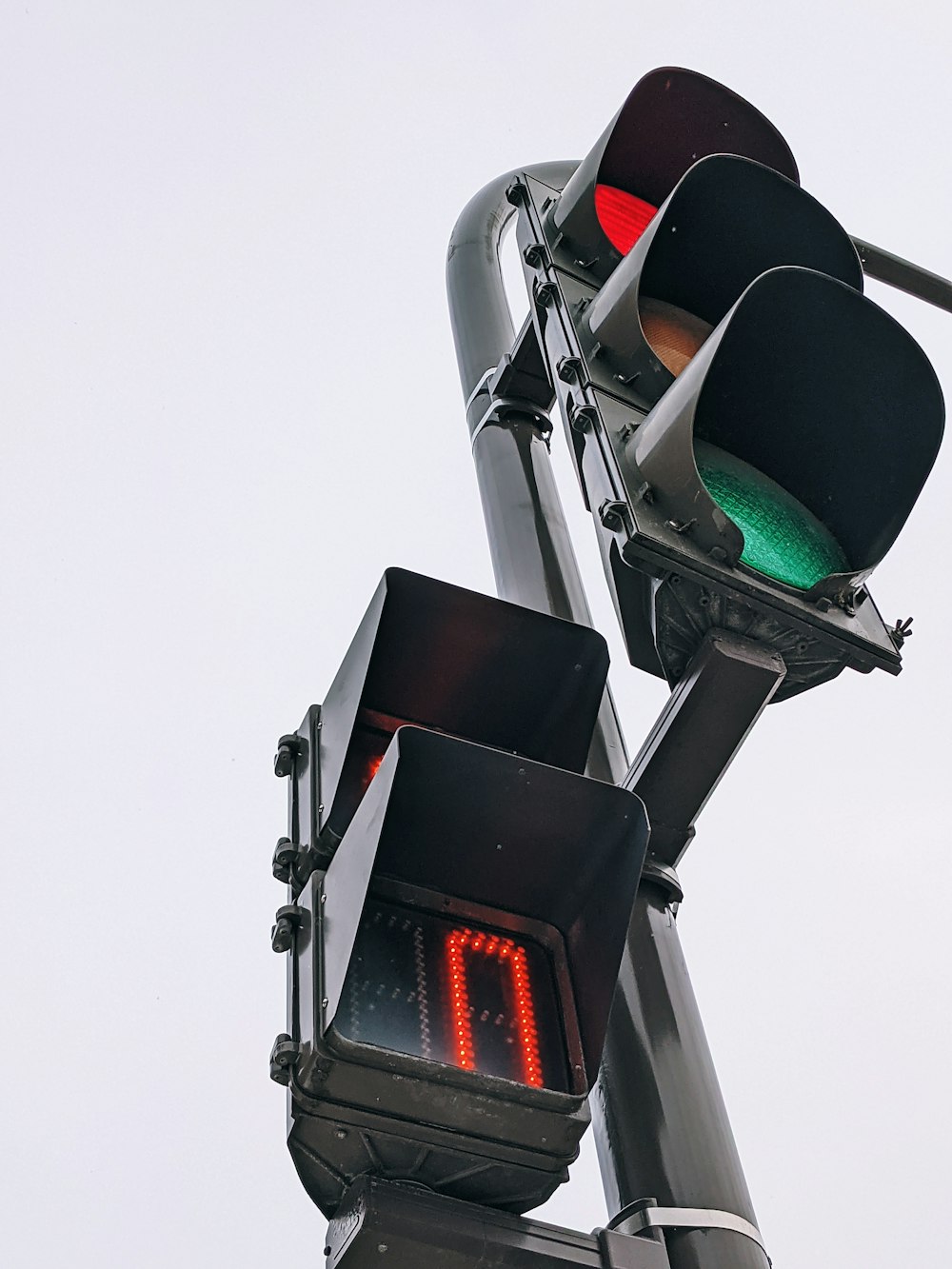 feu de signalisation noir allumé pendant la journée