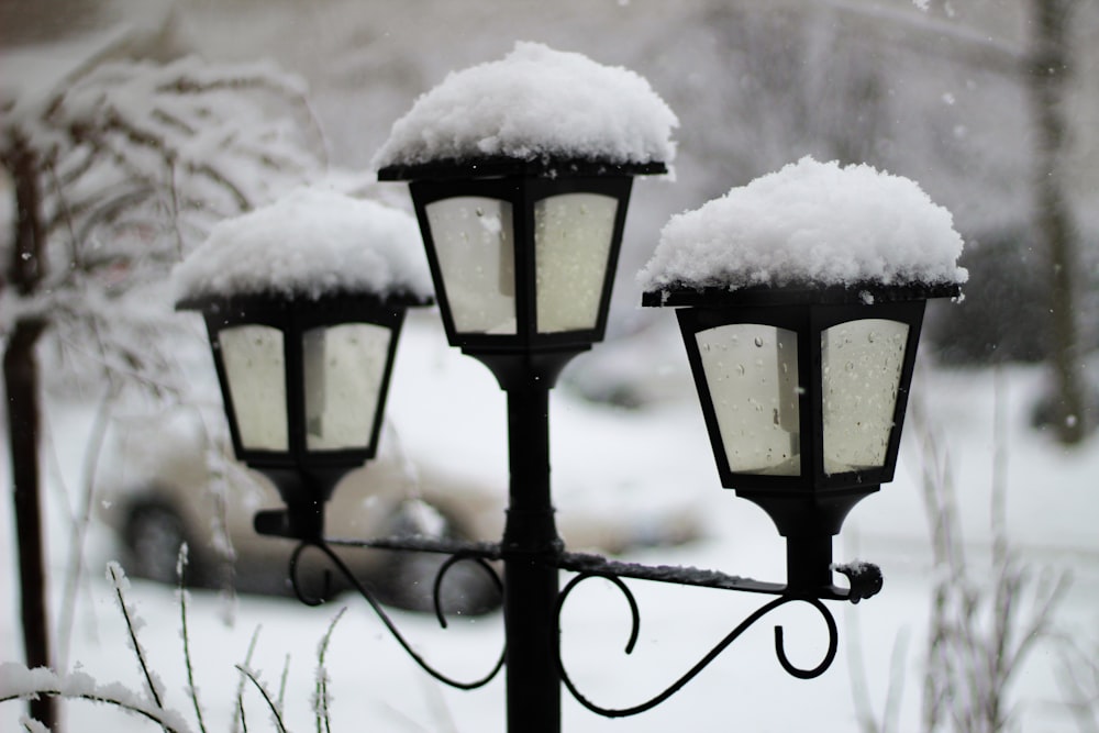 Lampadaire en métal noir recouvert de neige photo – Photo Lampadaire  Gratuite sur Unsplash