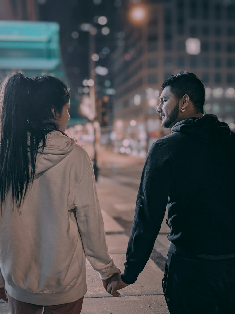 homem e mulher de pé lado a lado