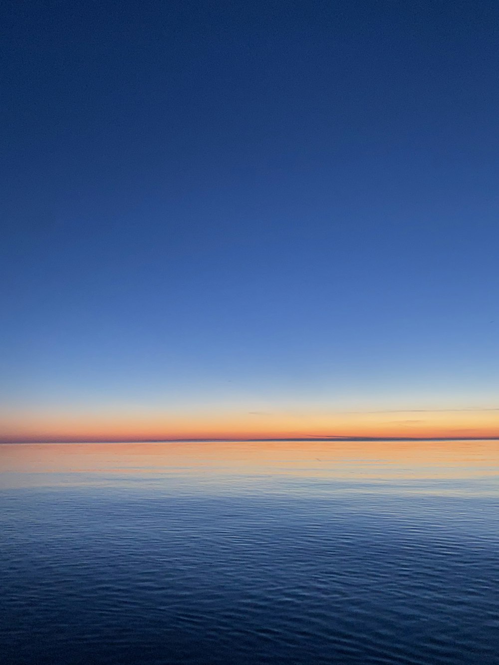 Mar azul bajo el cielo azul durante el día