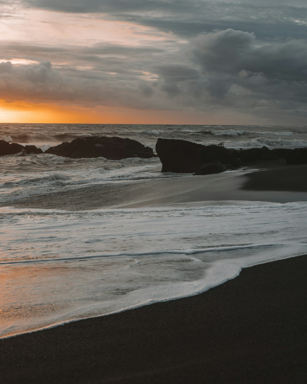 ondas do mar batendo na costa durante o pôr do sol