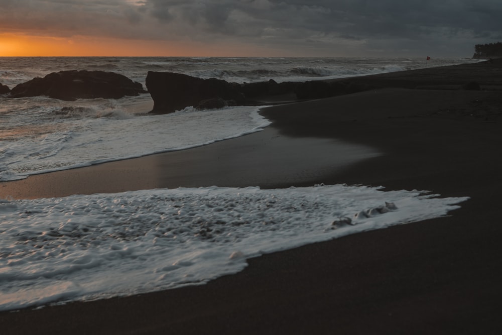 Onde dell'oceano che si infrangono sulla riva durante il giorno