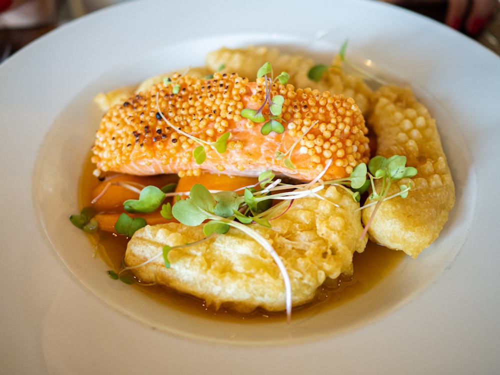 weiße Keramikplatte mit braunem und weißem Essen