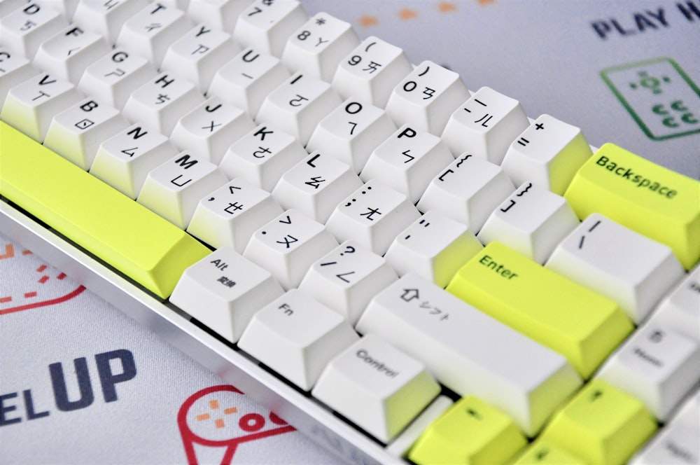 teclado de computador branco e verde