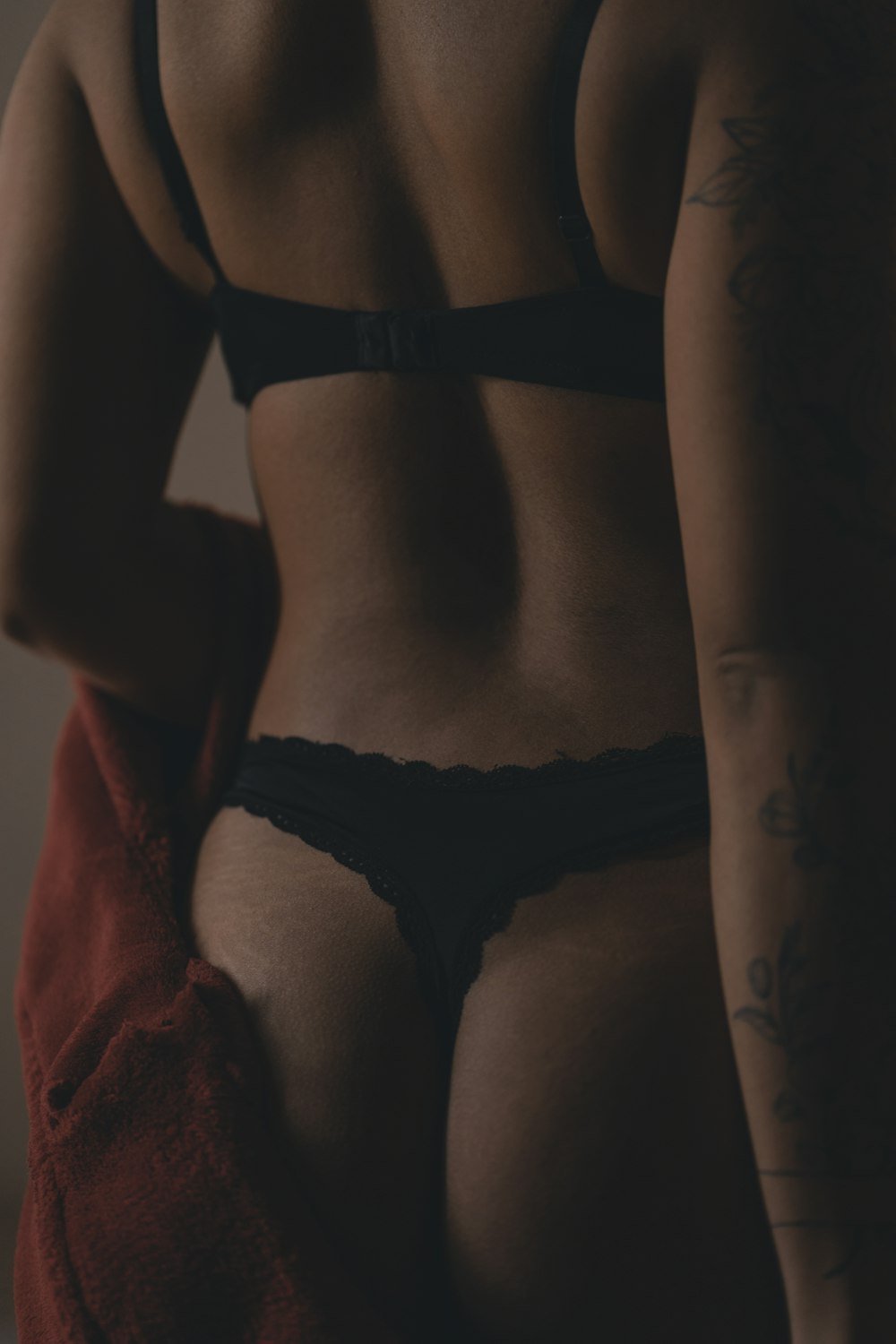 Foto mujer en bragas de encaje negro – Imagen interior gratis Unsplash