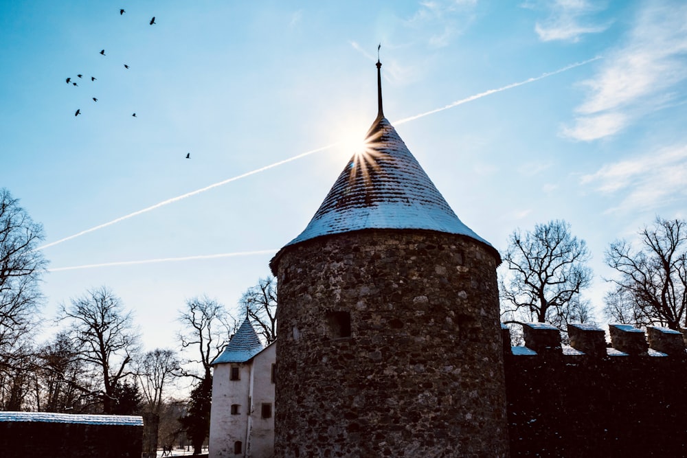 Bâtiment en brique brune sous le ciel bleu pendant la journée