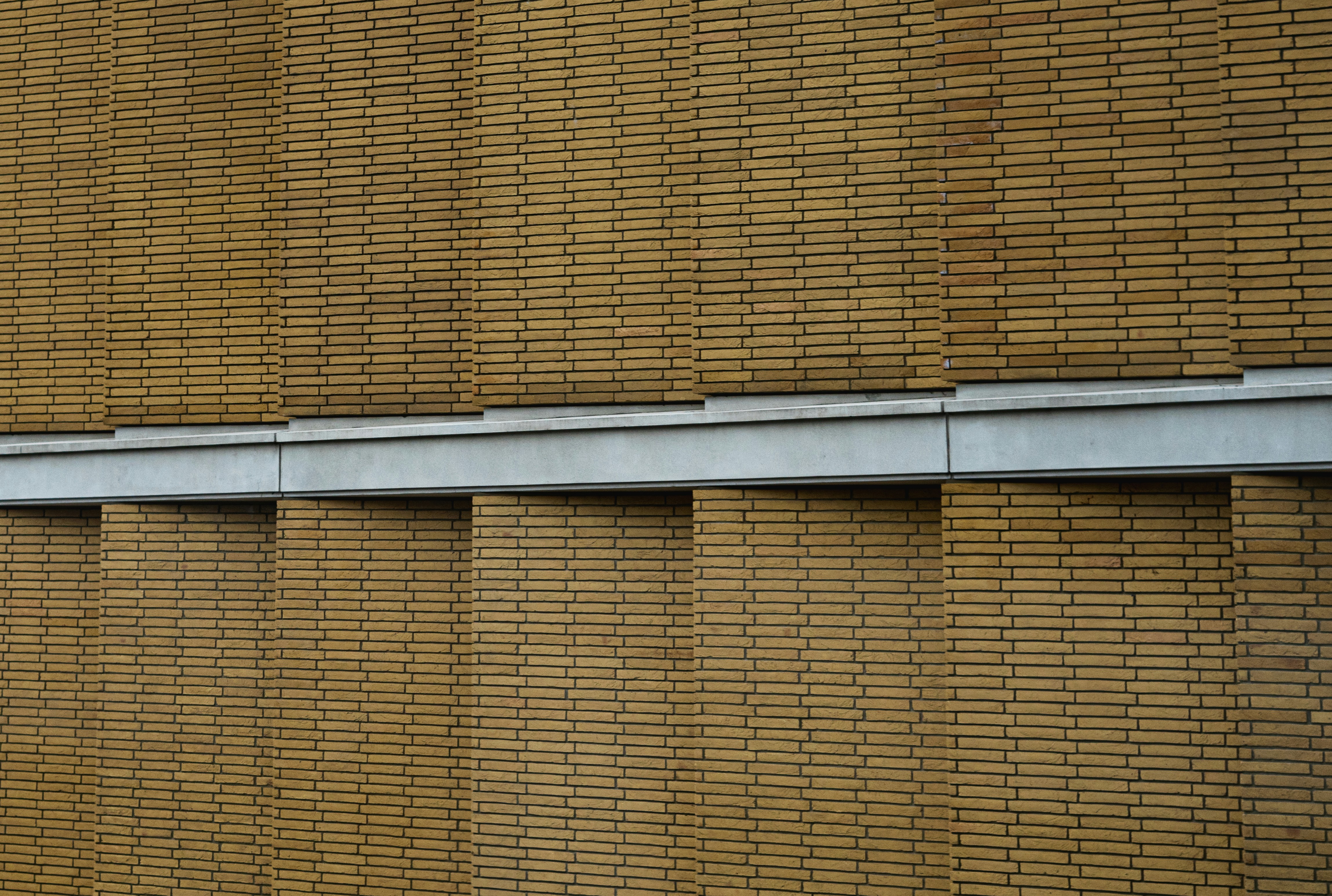 Braun-weißes Betongebäude