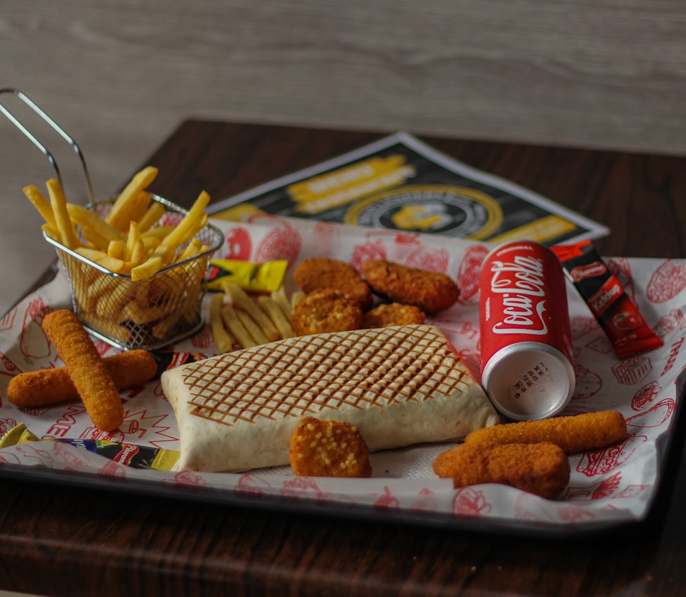 Hamburguesa y papas fritas en bandeja