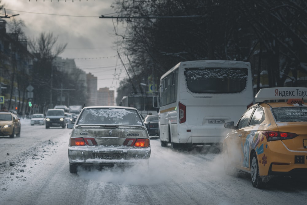 auto su strada durante la neve