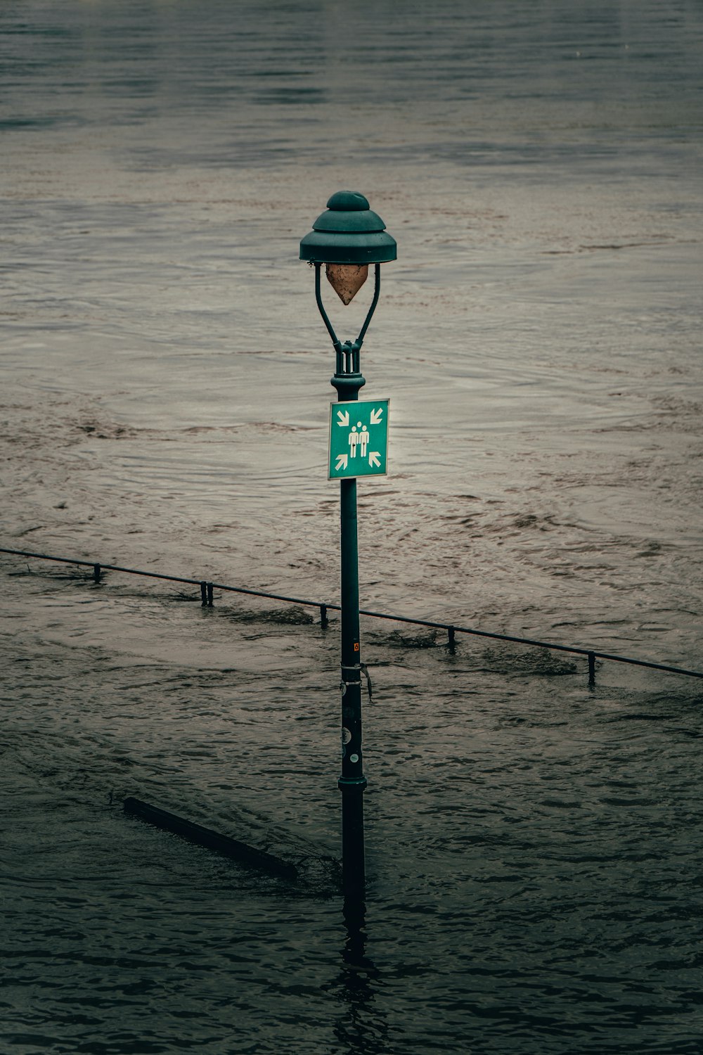 luz de rua preta e branca na costa da praia durante o dia