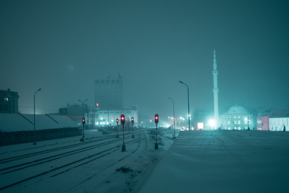 Torre bianca vicino alla strada durante la notte
