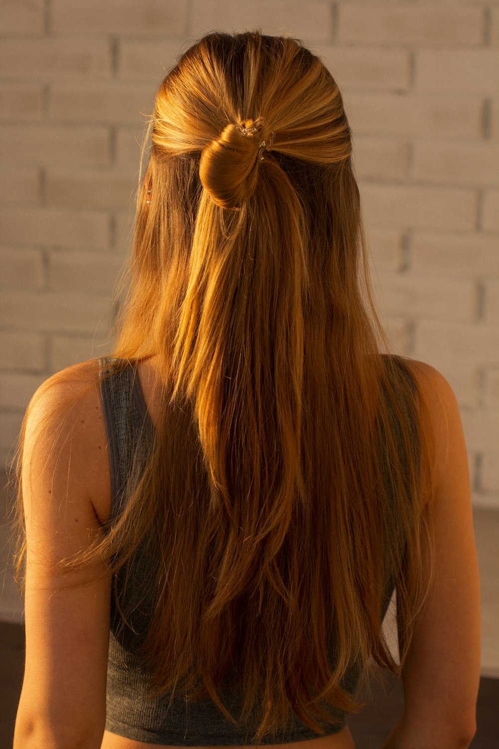 Frau in schwarzem Tanktop mit braunem Haargummi