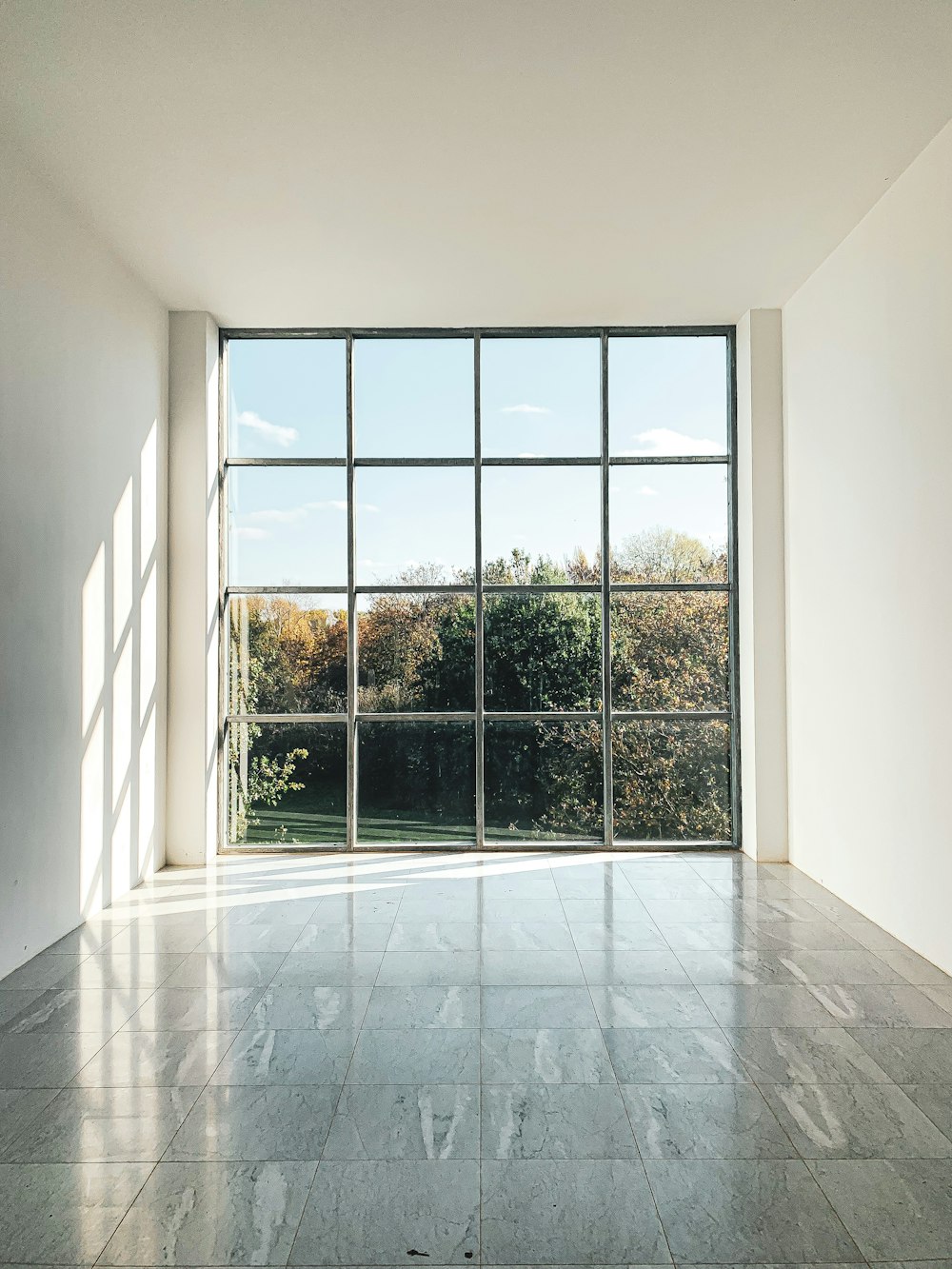 Ventana de vidrio con marco blanco durante el día