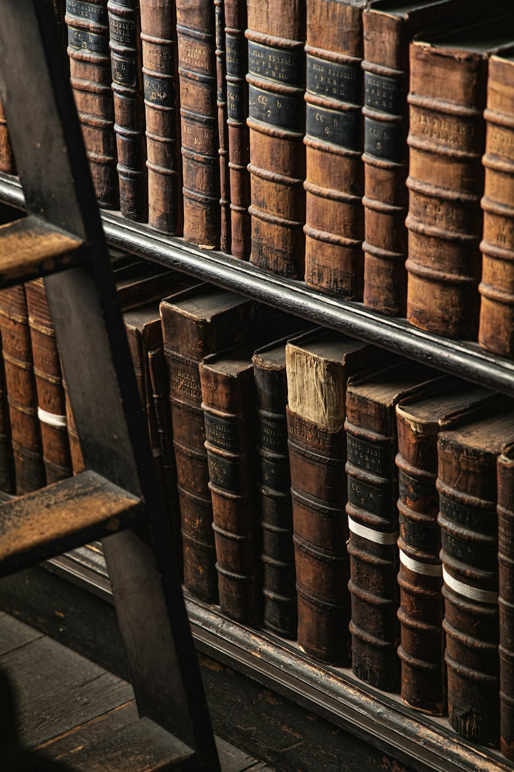 braunes Bücherregal aus Holz mit Büchern