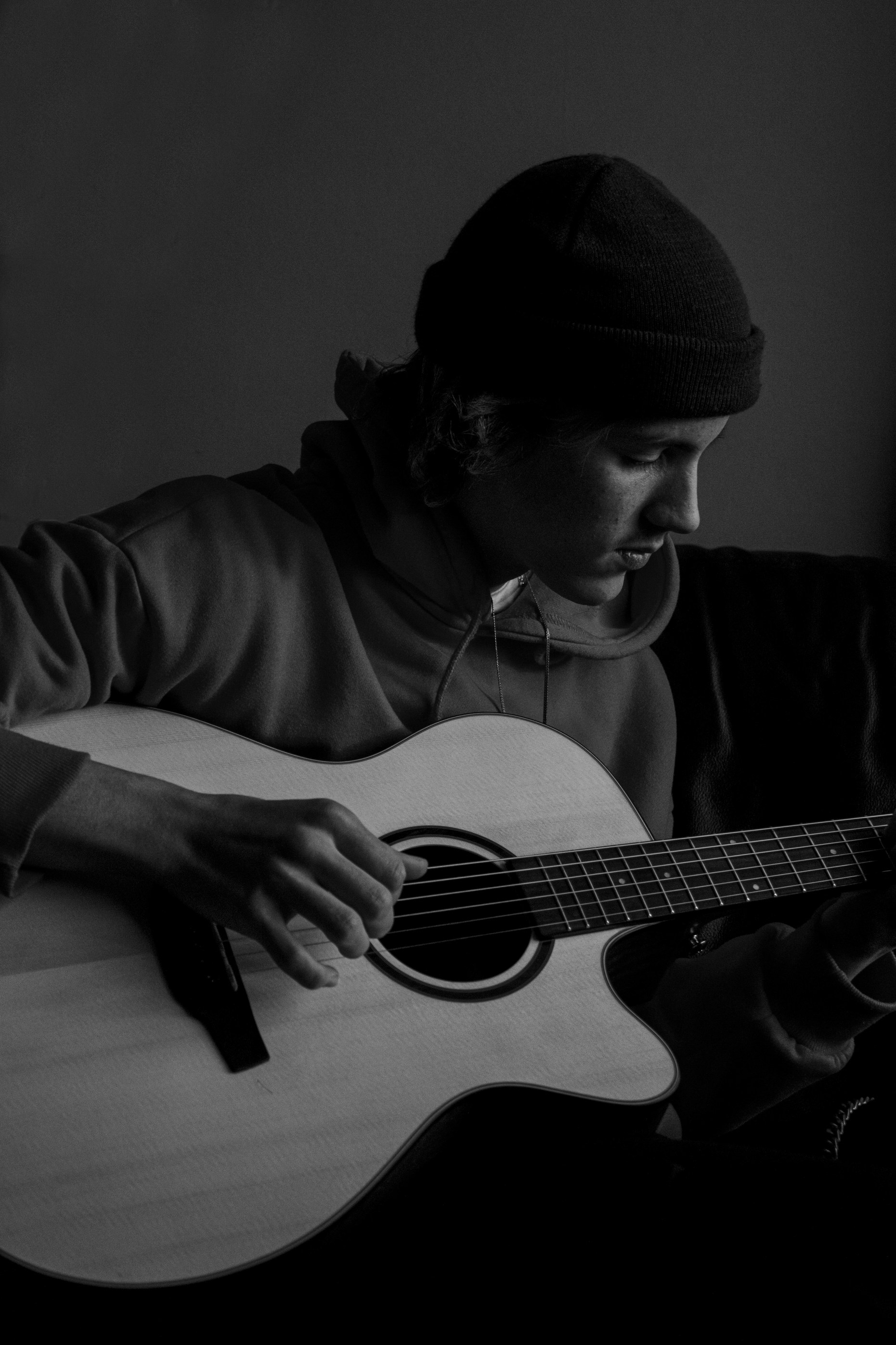アコースティック ギターを弾く黒いニット キャップの男の写真 Unsplashで見つけるグレーの無料写真