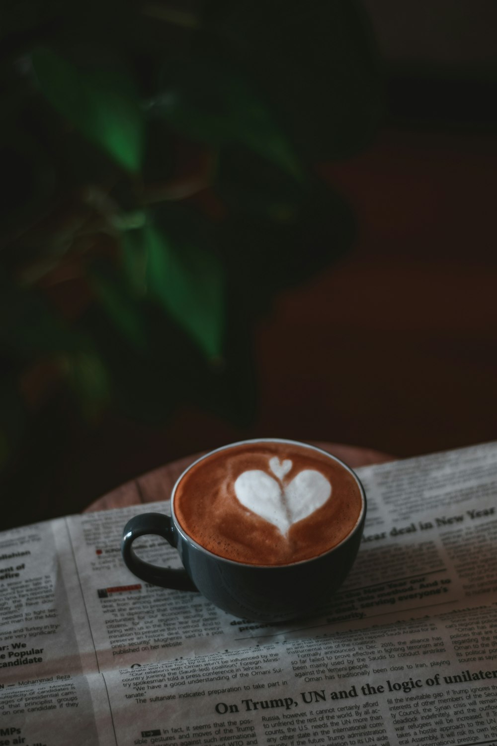 Cappuccino en taza de cerámica blanca sobre papel blanco