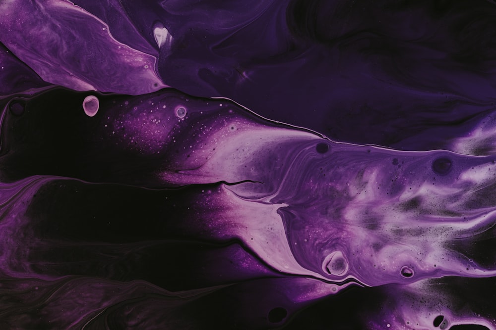 Pintura abstracta púrpura y blanca