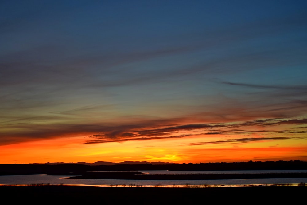 Silhouette des Berges bei Sonnenuntergang