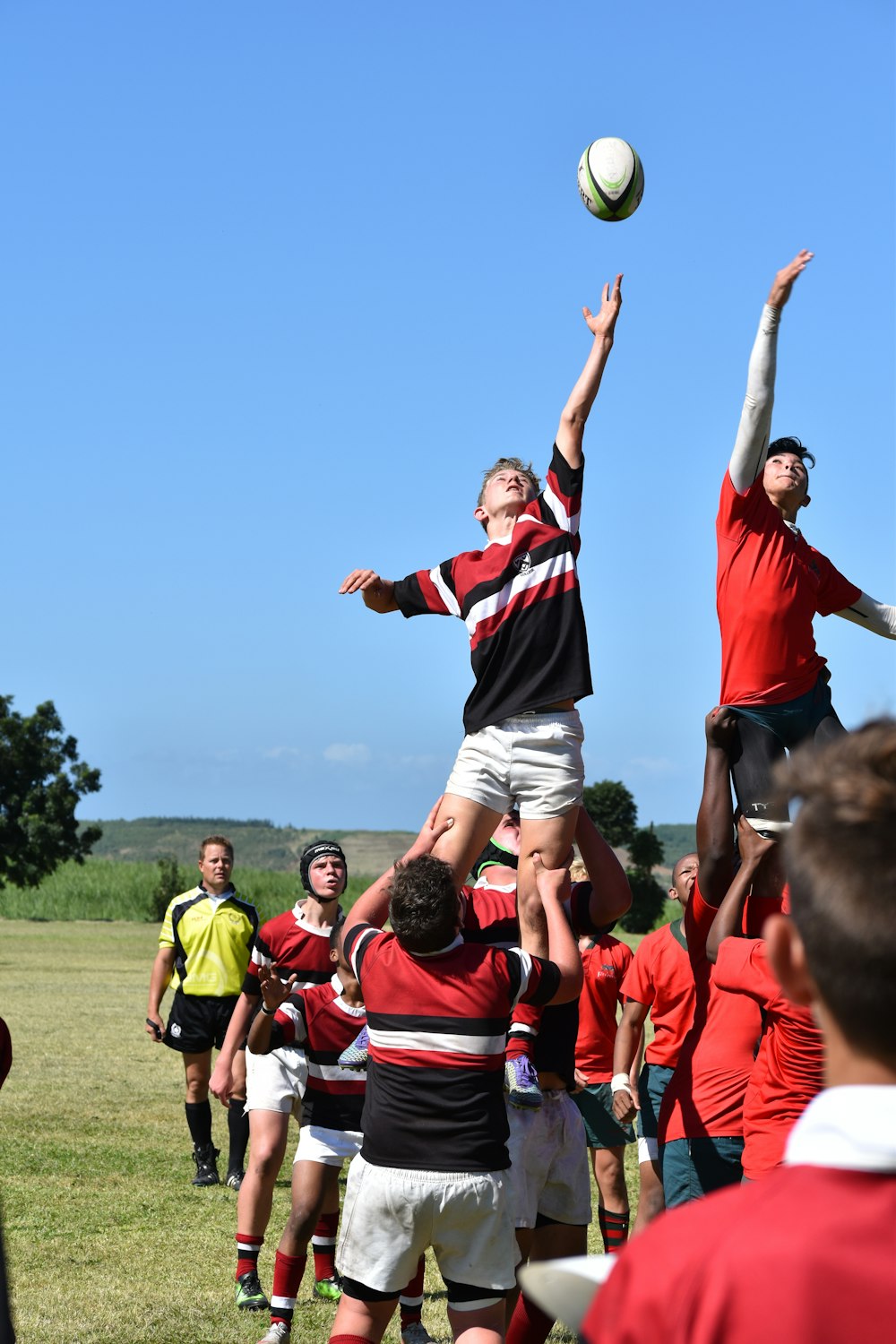 Gruppe von Männern, die tagsüber Fußball spielen