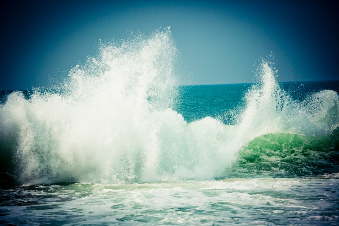 ocean waves crashing on shore during daytime