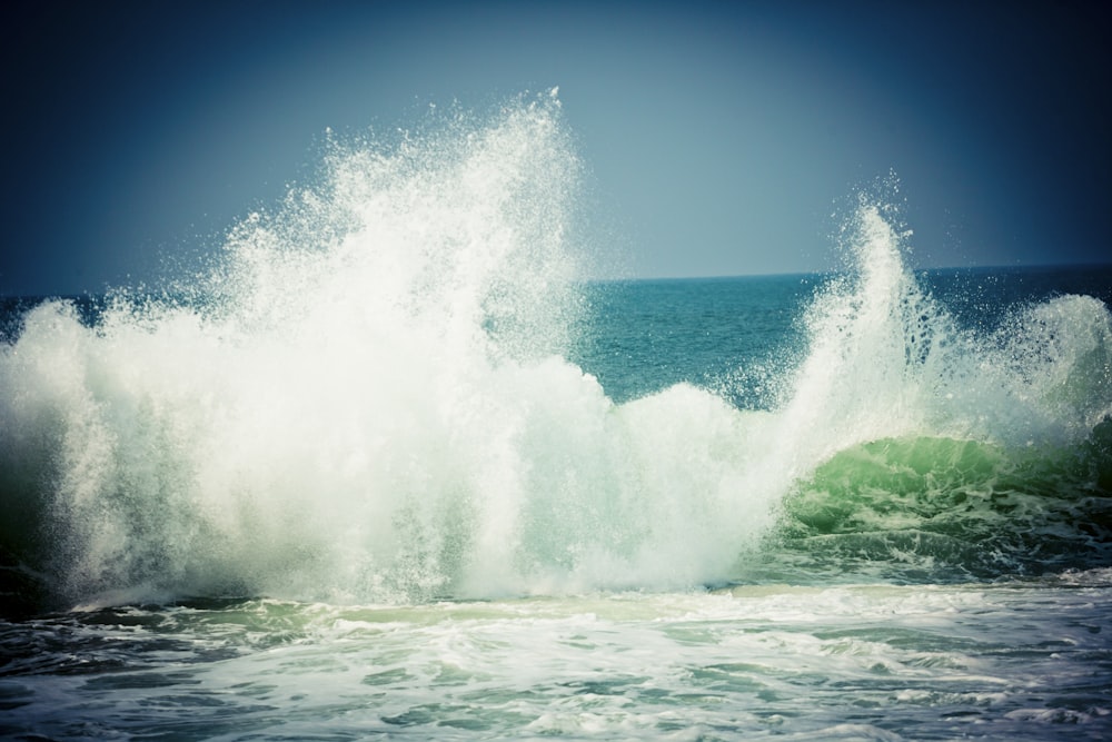 Les vagues de l’océan s’écrasent sur le rivage pendant la journée