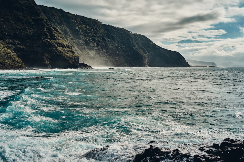 Les vagues de l’océan s’écrasent sur le rivage pendant la journée