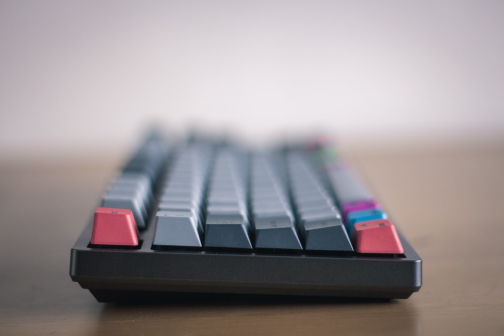 黒、赤、白のコンピューターキーボード