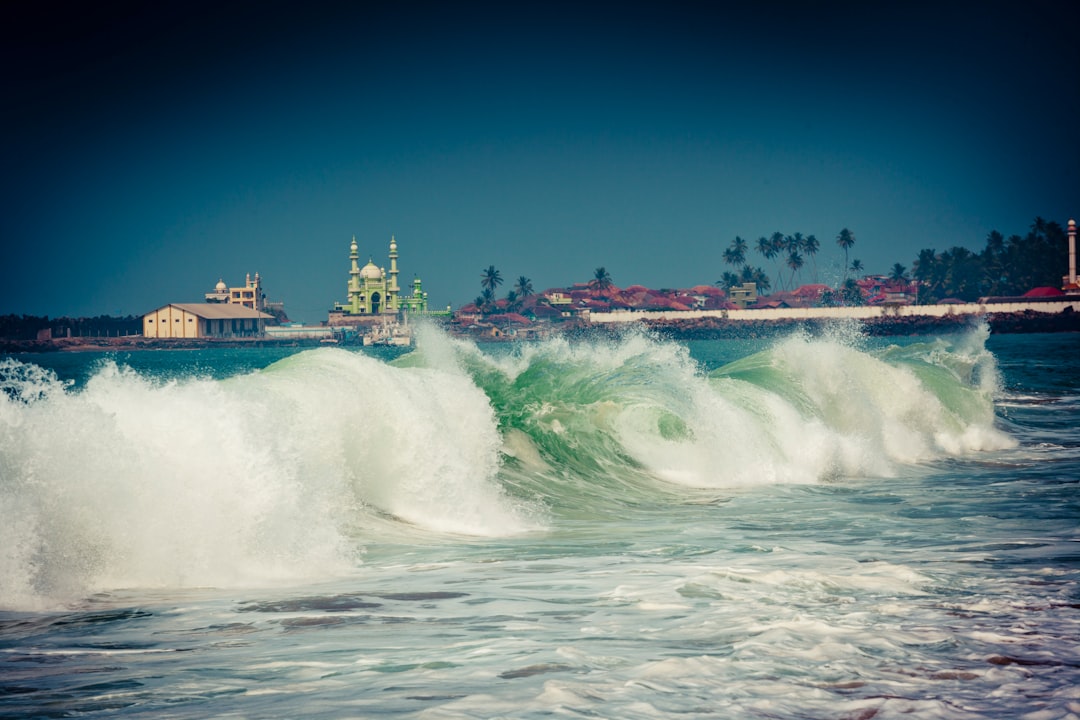 ocean waves crashing on shore during daytime