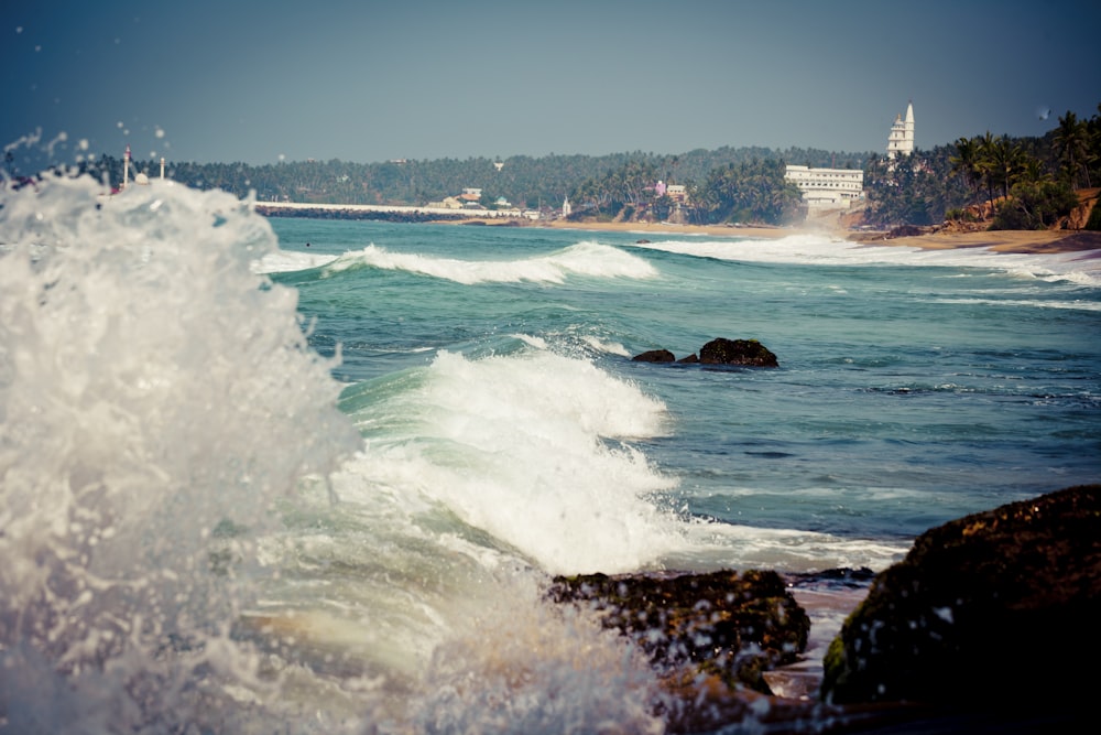 ocean waves crashing on rocks during daytime