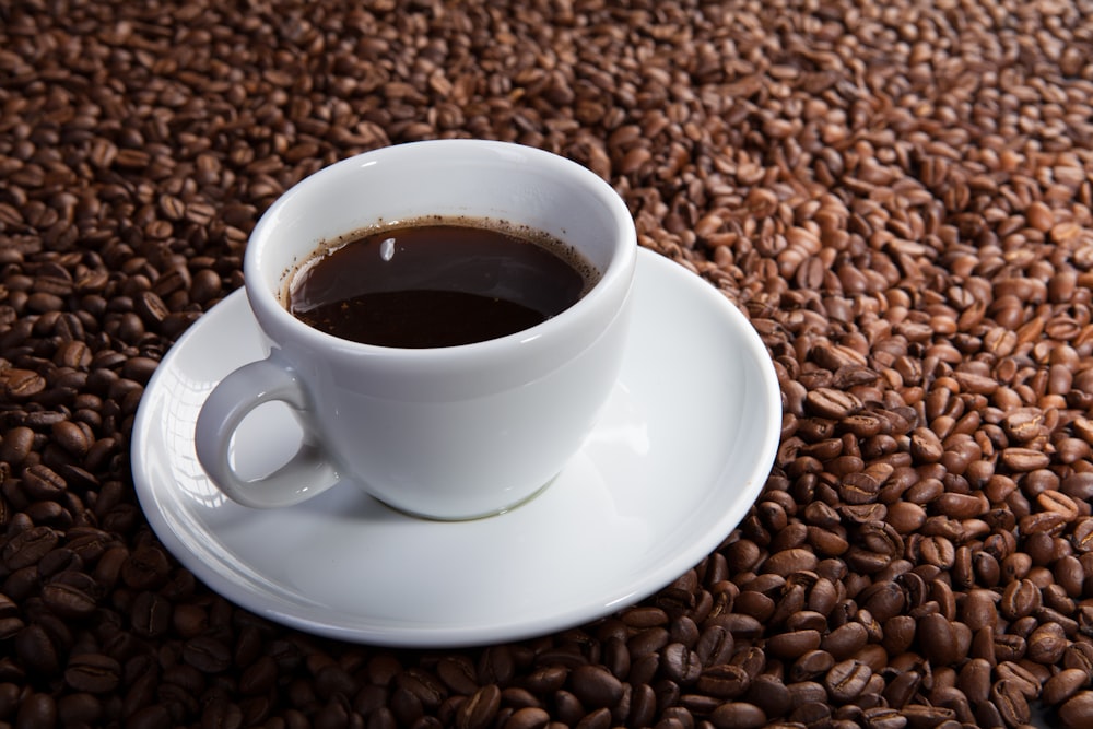 taza de cerámica blanca sobre platillo de cerámica blanca