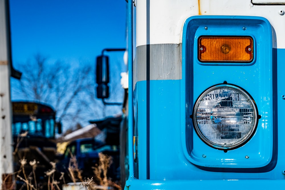 blau-brauner Oldtimer