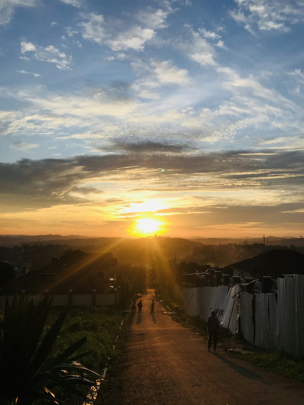 silhouette de personnes marchant sur le sentier au coucher du soleil