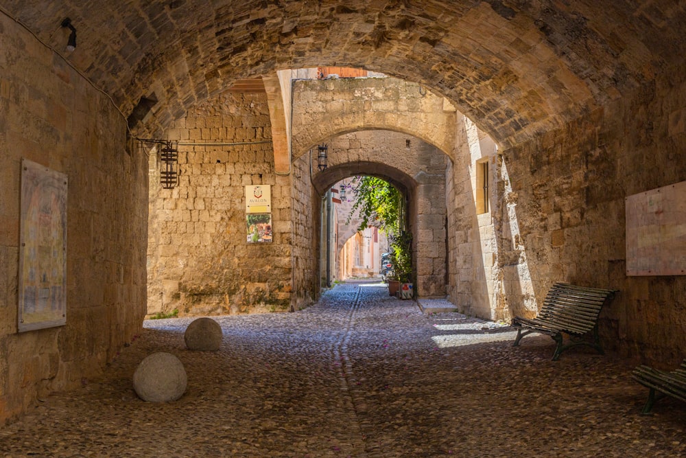 túnel de tijolo marrom com plantas verdes