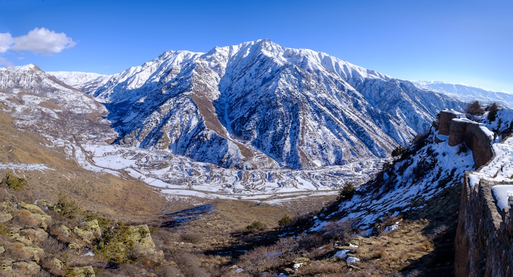 montaña gris y blanca bajo el cielo azul durante el día