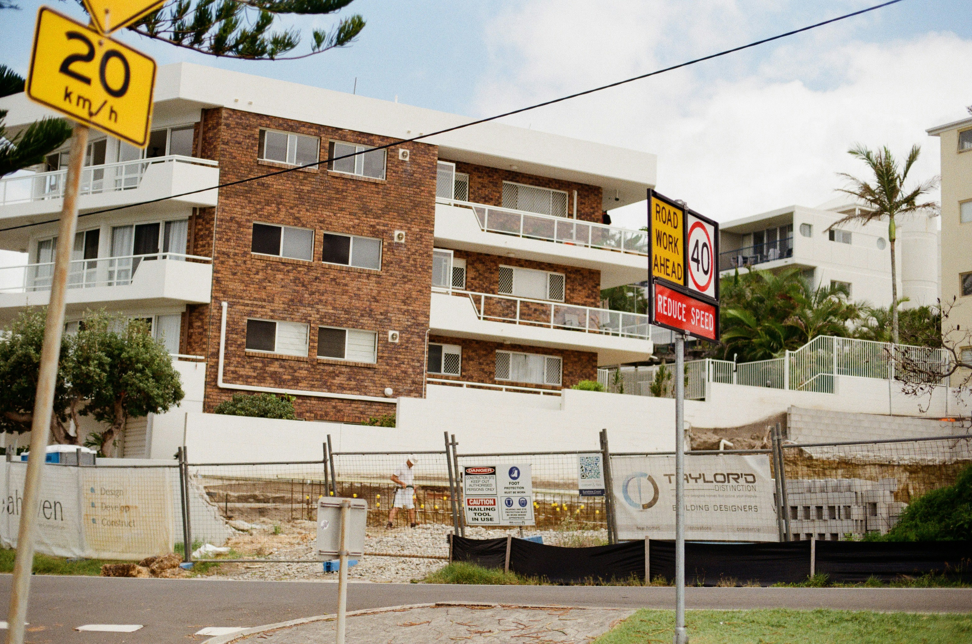 Edificio de hormigón marrón y blanco