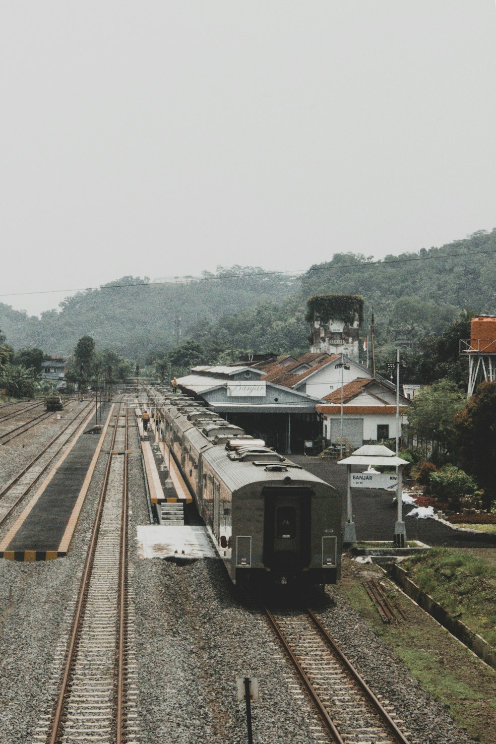 trem marrom em trilhos ferroviários durante o dia