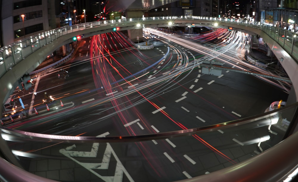 Autos auf der Straße während der Nachtzeit