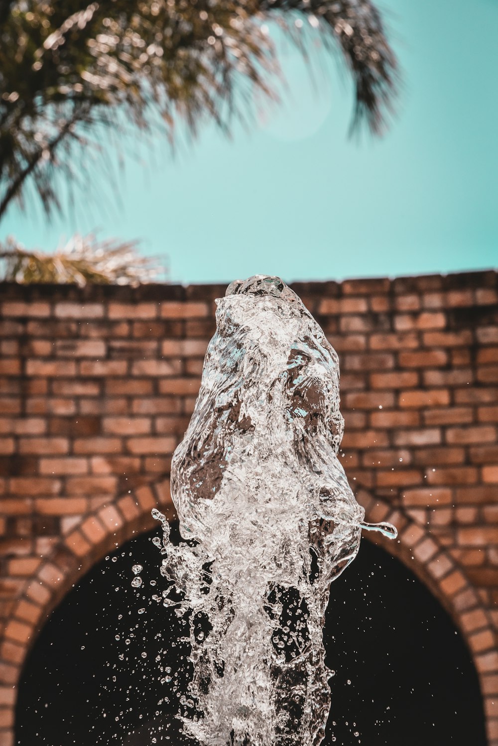 fontana d'acqua sotto il cielo blu durante il giorno