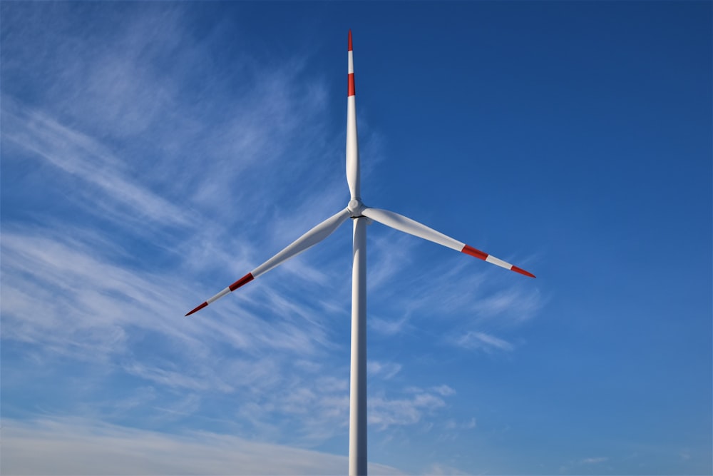 éolienne blanche sous un ciel bleu pendant la journée