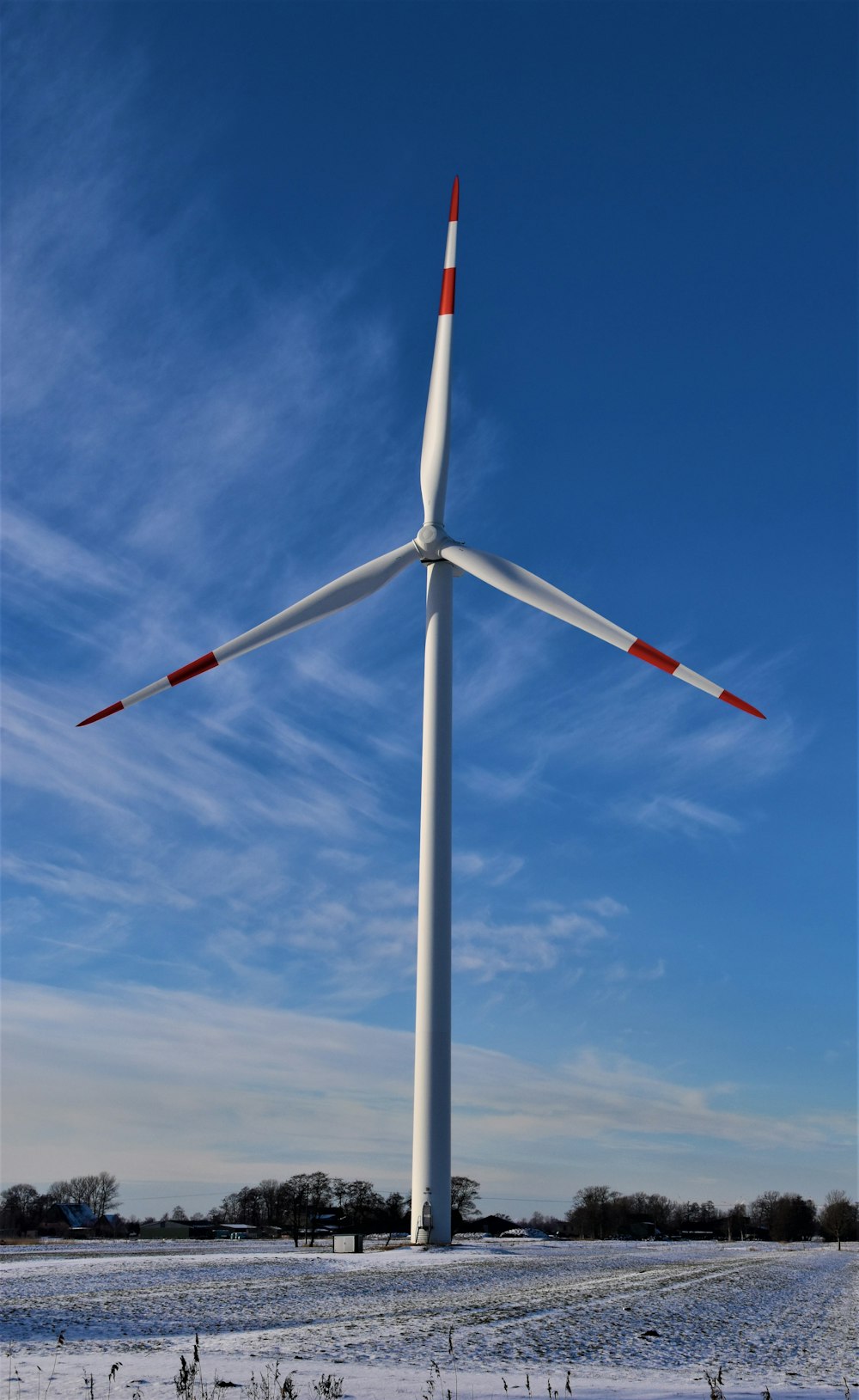 turbina eólica branca sob o céu azul durante o dia