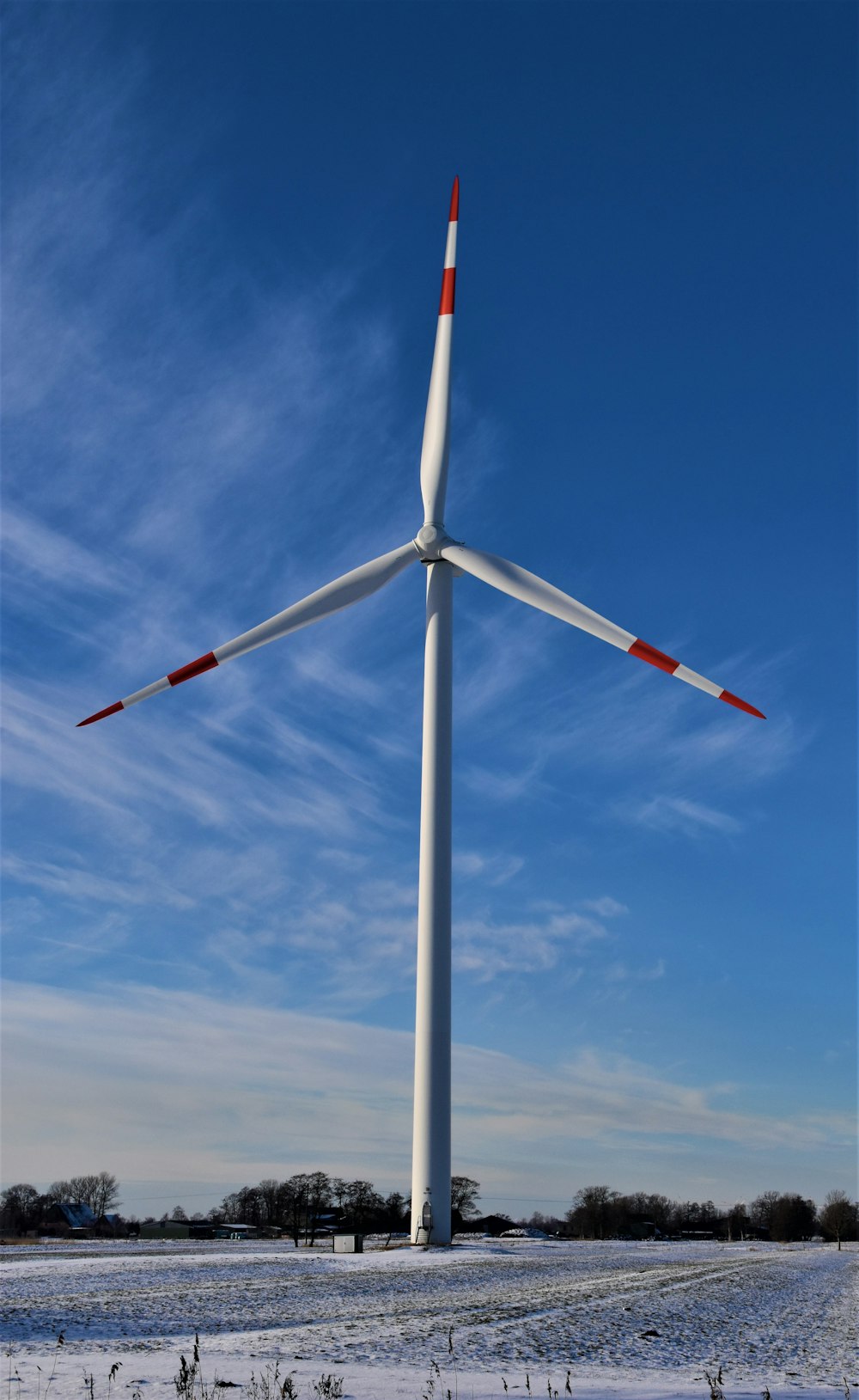 éolienne blanche sous un ciel bleu pendant la journée