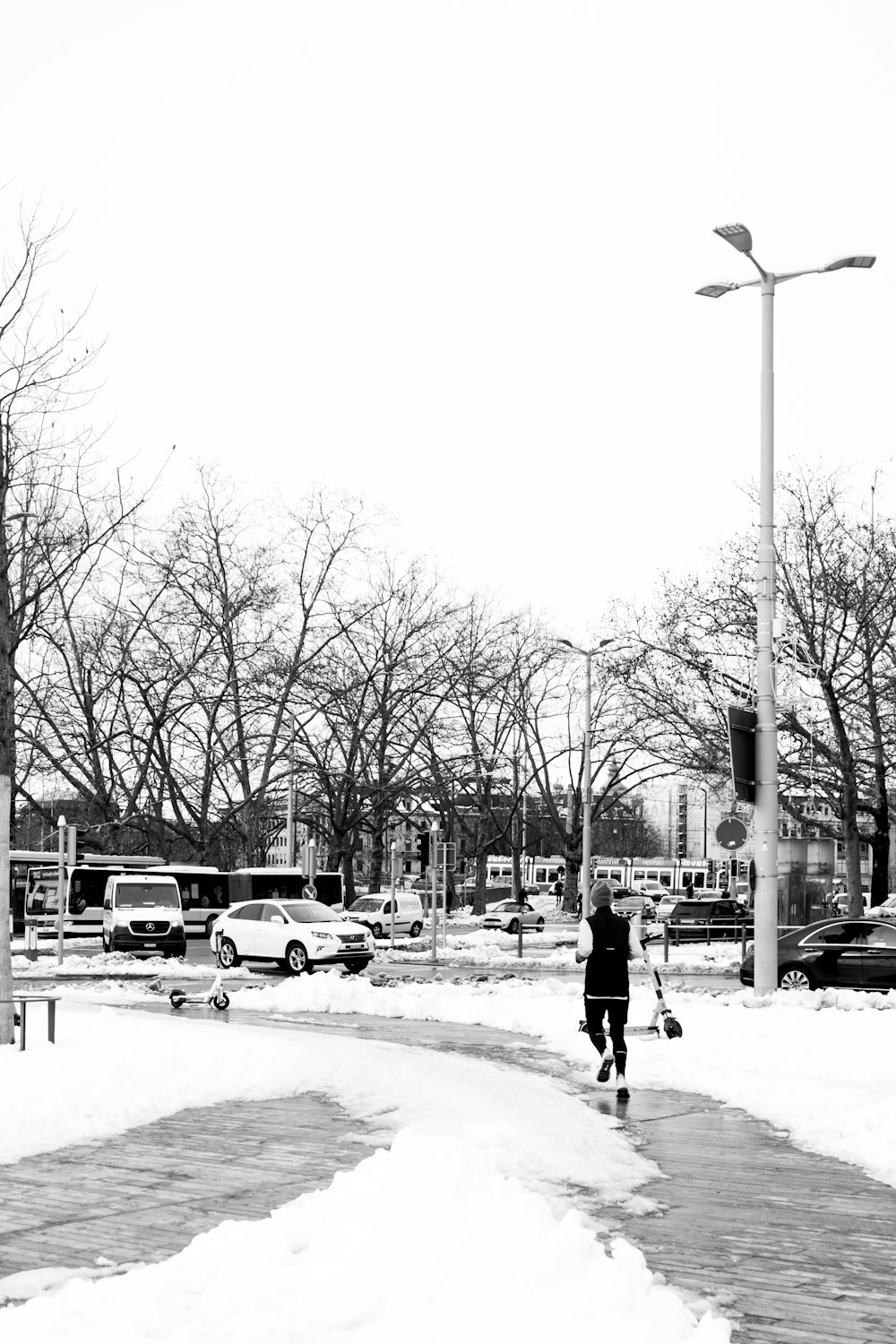 Graustufenfoto eines Mannes, der auf der Straße geht