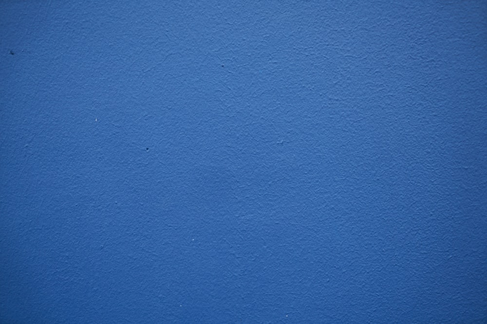 blau gestrichene Wand mit weißer Farbe