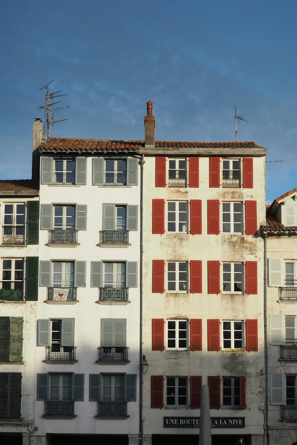 Edificio de hormigón blanco y naranja