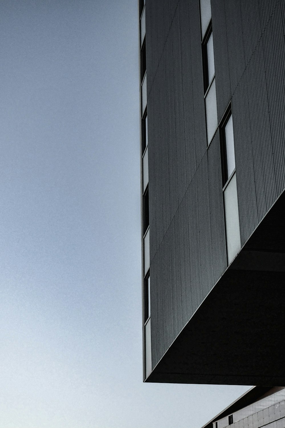 Edificio de hormigón marrón y blanco bajo el cielo azul durante el día